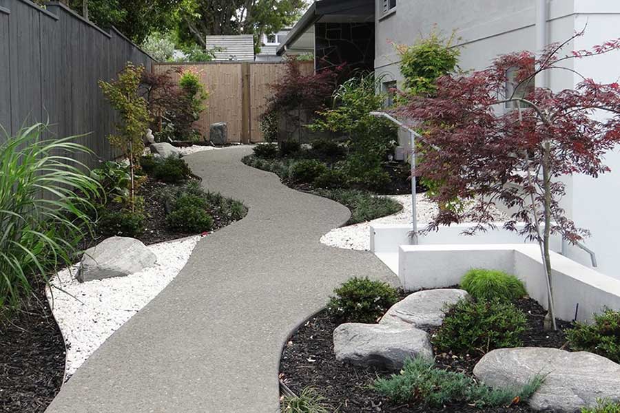 Modern garden with EverEdge metal garden edging to paths and flower beds 